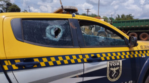 Confronto tem 5 policiais feridos, além de indígenas, e 10 viaturas danificadas