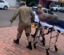 Rapaz é baleado e pede socorro no restaurante em que a mãe trabalhava