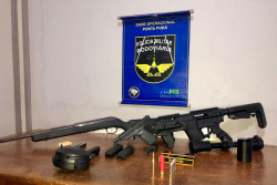 Homem é preso com pistola, carambina e equipamentos que aumentam poder de fogo de armas