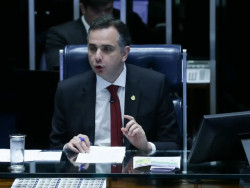 Após alta do dólar, Pacheco condiciona isenção do IR à situação fiscal