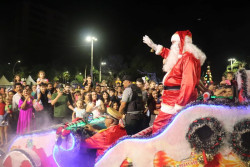 Dourados Brilha 2024 começa com queima de fogos e chegada do Papai Noel