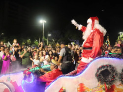 Dourados Brilha 2024 começa com queima de fogos e chegada do Papai Noel