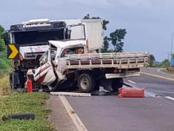 Batida entre caminhonete e caminhão mata 3 pessoas na BR-163