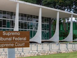 Bolsonaro pede autorização para ir à missa pela mãe de Valdemar