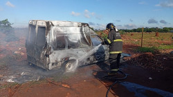 Veículos são incendiados em estrada no Jóquei Clube