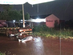 Servente de pedreiro morre ao bater motocicleta em traseira de caminhão