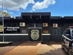Homem é encontrado morto com ferimento no pescoço dentro de carro na fronteira