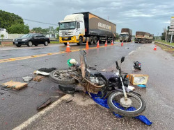 Entregador de salgados morre atropelado por carreta na BR-359