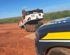 Levando maconha em pneu de trator, homem foge da PRF e capota Fiat Strada