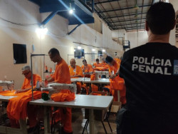 Governo economiza R$ 1,1 milhão com internos produzindo uniformes nos presídios