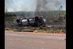 Carro com família pega fogo após bater de frente com caminhão caçamba