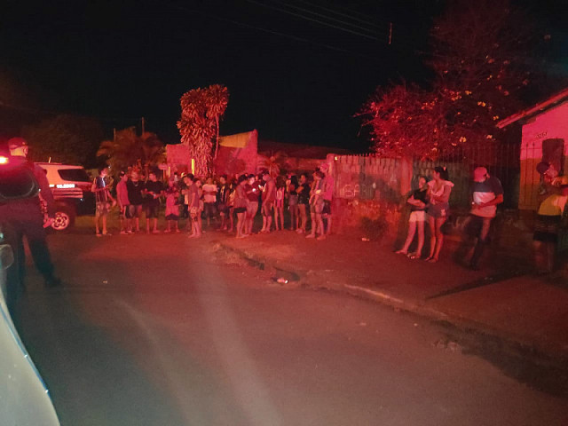 Revoltados populares prometem queimar a casa do acusado (Imagem: Adilson Domingos)