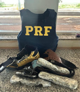 Homens são presos com haxixe na sola dos sapatos na BR-463