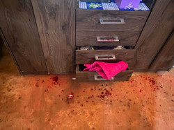 Homem é preso após assassinar esposa com pelo menos 10 facadas em aldeia