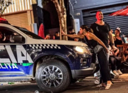 Deputada petista enfrenta a polícia durante operação em bar de Campo Grande