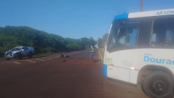 Rapaz tem perna esmagada ao colidir na lateral de ônibus na Marcelino Pires