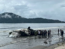 Jatinho ultrapassa pista de aeroporto, vai parar na praia e explode em Ubatuba