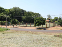Prefeitura faz limpeza da área interna e externa da Feira Municipal