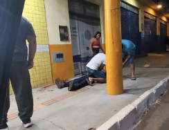 Homem é agredido a facadas após discussão em conveniência e morre no HV