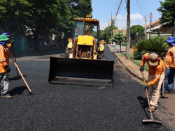Prefeitura está com 4 frentes de tapa-buracos em várias regiões de Dourados
