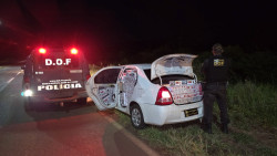 Veículo carregado com pacotes de cigarros ilegais é apreendido na fronteira