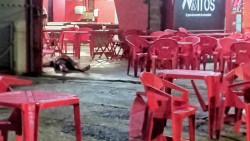 Homem é morto a tiros em frente a bar em Dourados; jovem também é baleada