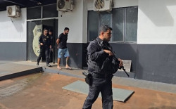 Brasileiro acusado de feminicídio preso na fronteira é transferido para SP