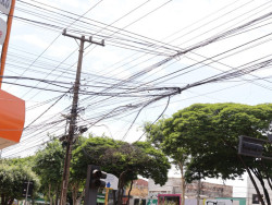 Prefeitura aciona operadoras contra emaranhados de fios nos postes