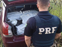 Maconha apreendida pesou quase 400 quilos (Foto: Divulgação/PRF)