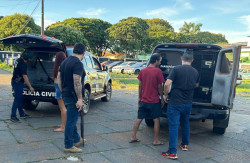 Polícia desarticula ponto de venda de drogas e prende dois homens e mulher por tráfico