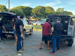 Polícia desarticula ponto de venda de drogas e prende dois homens e mulher por tráfico