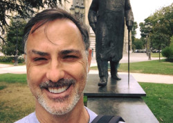 Ex-deputado federal é flagrado pela PM apanhando da esposa; mulher foi presa