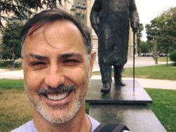 Ex-deputado federal é flagrado pela PM apanhando da esposa; mulher foi presa