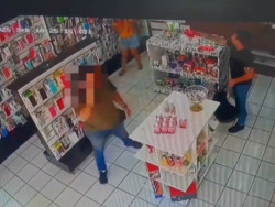 Câmeras gravaram momento em que homem invadiu loja e atirou em mulheres