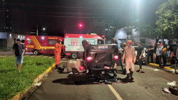 Mulher cruza no sinal vermelho e bate em outro carro em Dourados