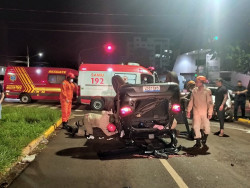 Mulher cruza no sinal vermelho e bate em outro carro em Dourados