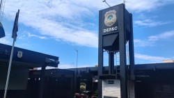 Homem é preso ao usar cartão encontrado na rua e fazer compras em camelô