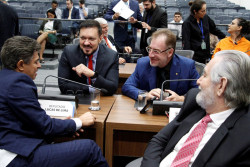 Salário de deputados estaduais vai a R$ 34,7 mil e acumula aumento de 37,3% em três anos