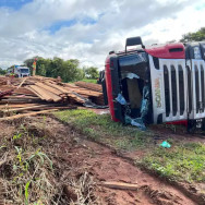 Trecho da BR-163 fica bloqueada após carreta tombar com carga de madeira