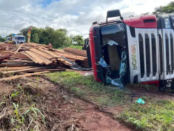 Trecho da BR-163 fica bloqueada após carreta tombar com carga de madeira