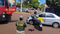 Motorista de aplicativo invade preferencial e deixa motociclista ferido em Dourados