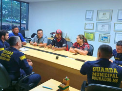 Guarda Municipal reúne moto-entregadores para alertar sobre segurança no trânsito