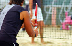 Prefeitura e UFGD oferecem vagas para adolescentes em projeto de Beach Tennis