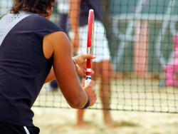 Prefeitura e UFGD oferecem vagas para adolescentes em projeto de Beach Tennis