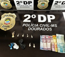 Homem é flagrado vendendo droga em residencial; outro morador também foi preso