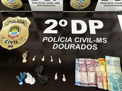 Homem é flagrado vendendo droga em residencial; outro morador também foi preso