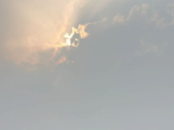 Manhã de quarta-feira com sol, muitas nuvens e chuva em Dourados