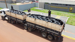 Carreta com 200 pneus contrabandeados é interceptada em Laguna Carapã