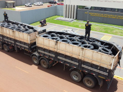 Carreta com 200 pneus contrabandeados é interceptada em Laguna Carapã