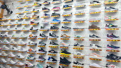 Operação apreende 30,7 mil pares de tênis falsificados na Capital